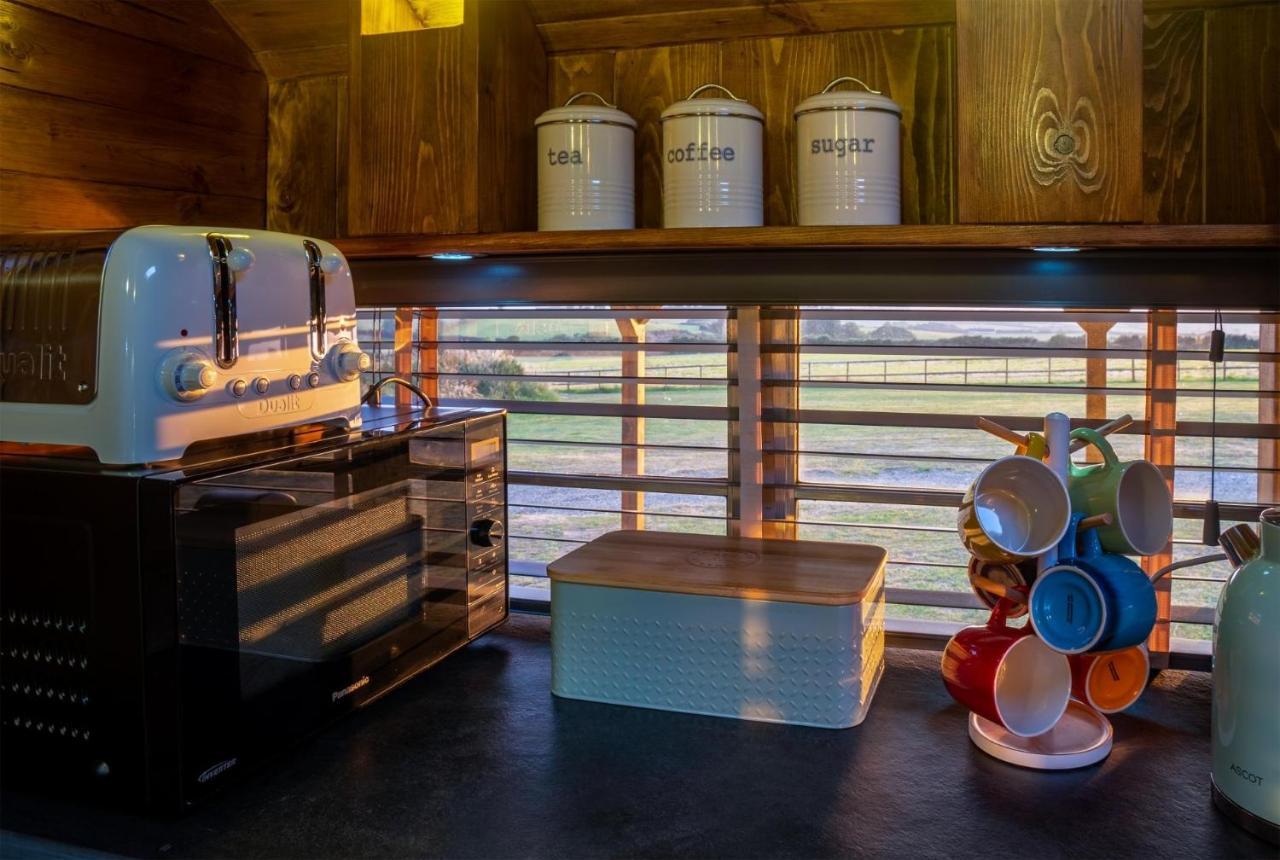 American School Bus - 1 Bedroom - Blossom Farm - Tiers Cross Johnston Extérieur photo