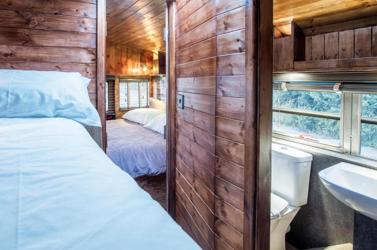 American School Bus - 1 Bedroom - Blossom Farm - Tiers Cross Johnston Extérieur photo