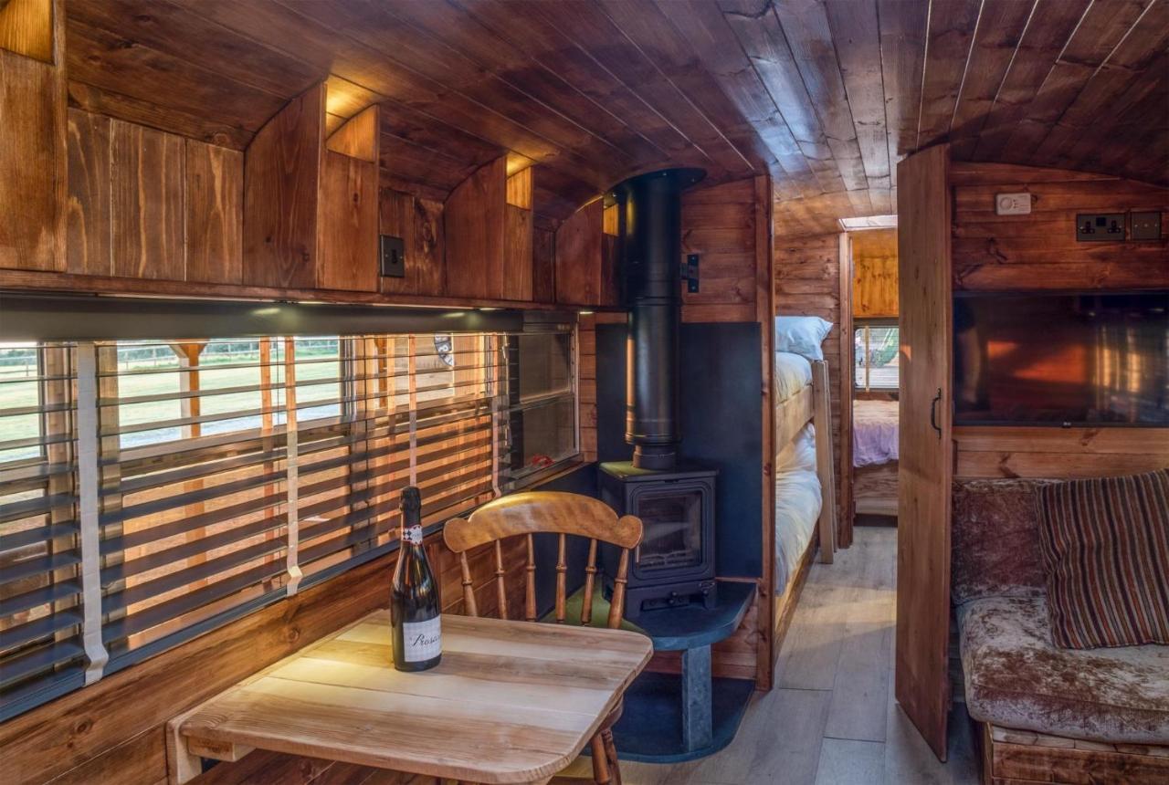 American School Bus - 1 Bedroom - Blossom Farm - Tiers Cross Johnston Extérieur photo