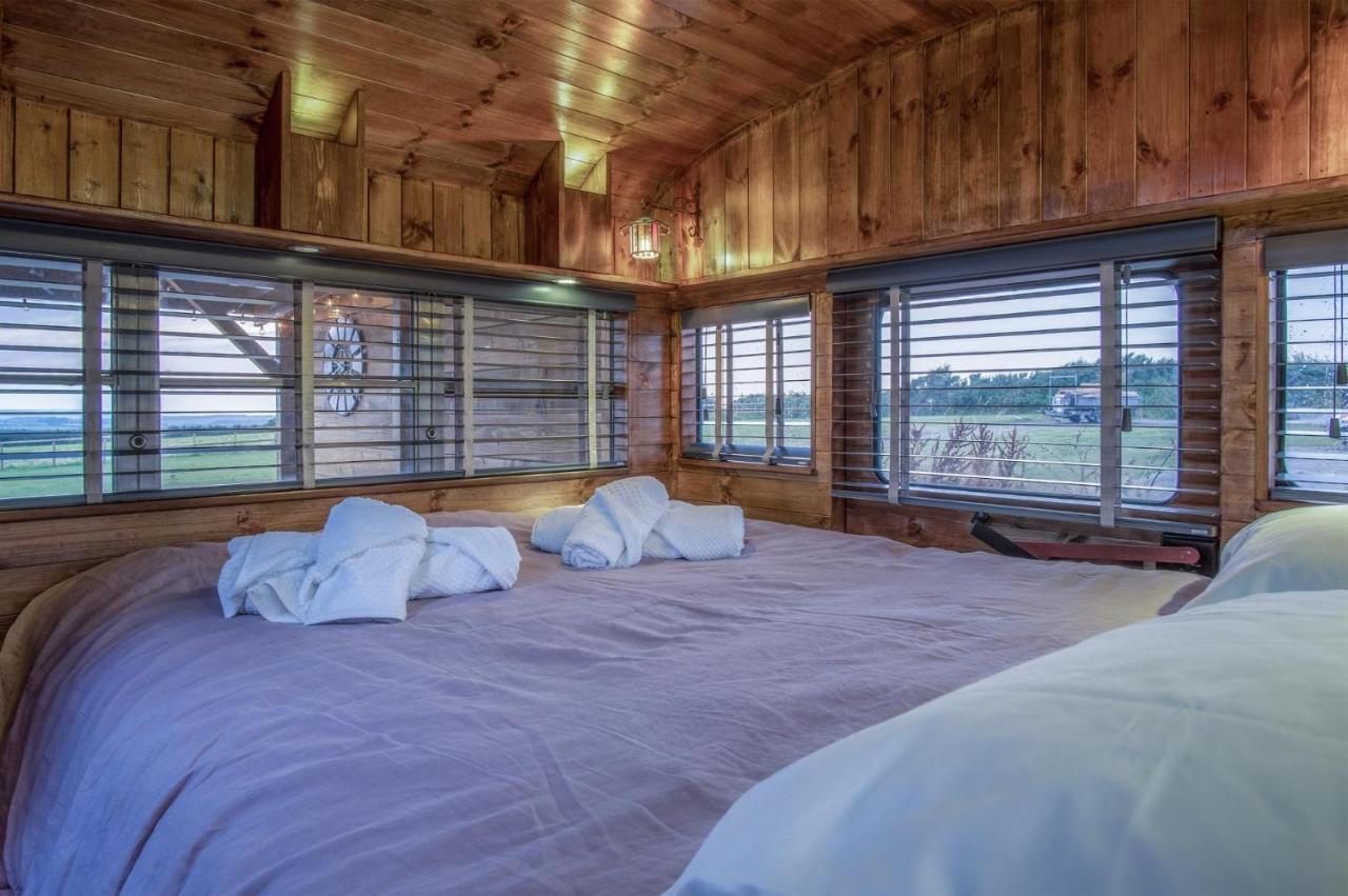 American School Bus - 1 Bedroom - Blossom Farm - Tiers Cross Johnston Extérieur photo