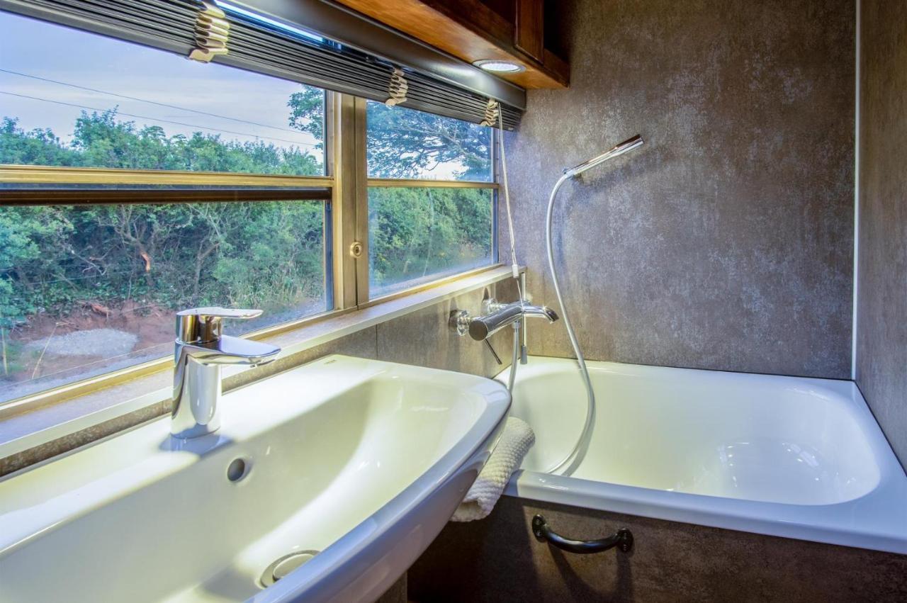American School Bus - 1 Bedroom - Blossom Farm - Tiers Cross Johnston Extérieur photo