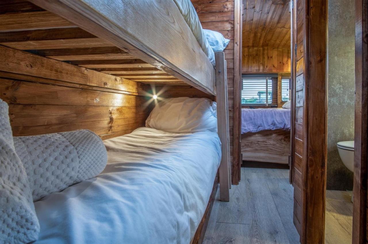 American School Bus - 1 Bedroom - Blossom Farm - Tiers Cross Johnston Extérieur photo